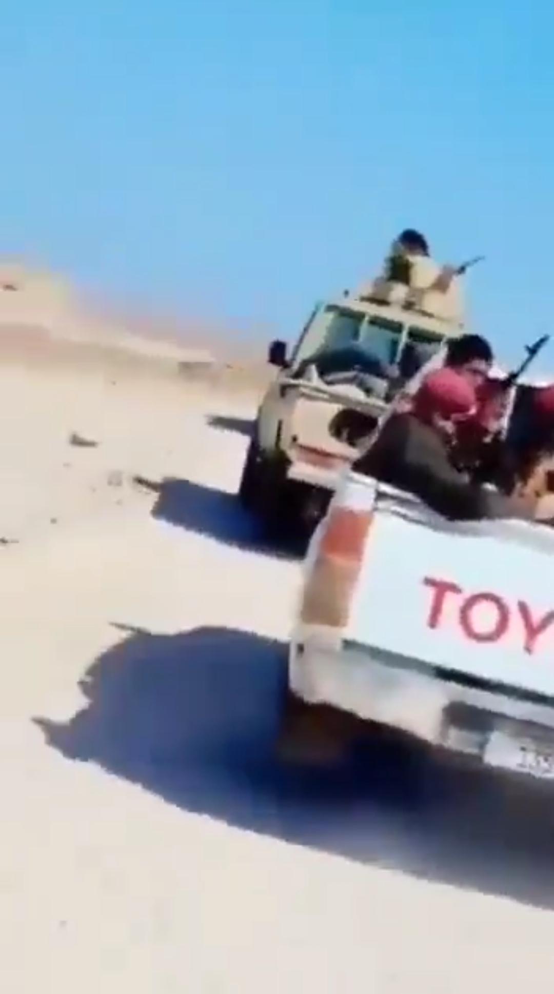 新闻快讯——听闻沙特战机进入也门领空的轰鸣声后，过渡委员会武装人员大规模撤离。