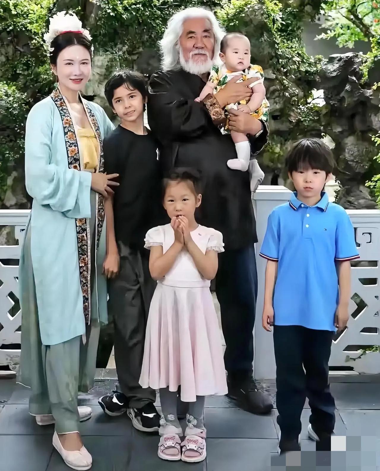一觉醒来，
张纪中破防了！
不是现任妻子杜星霖又发小视频折腾他了，而是前妻又纠缠