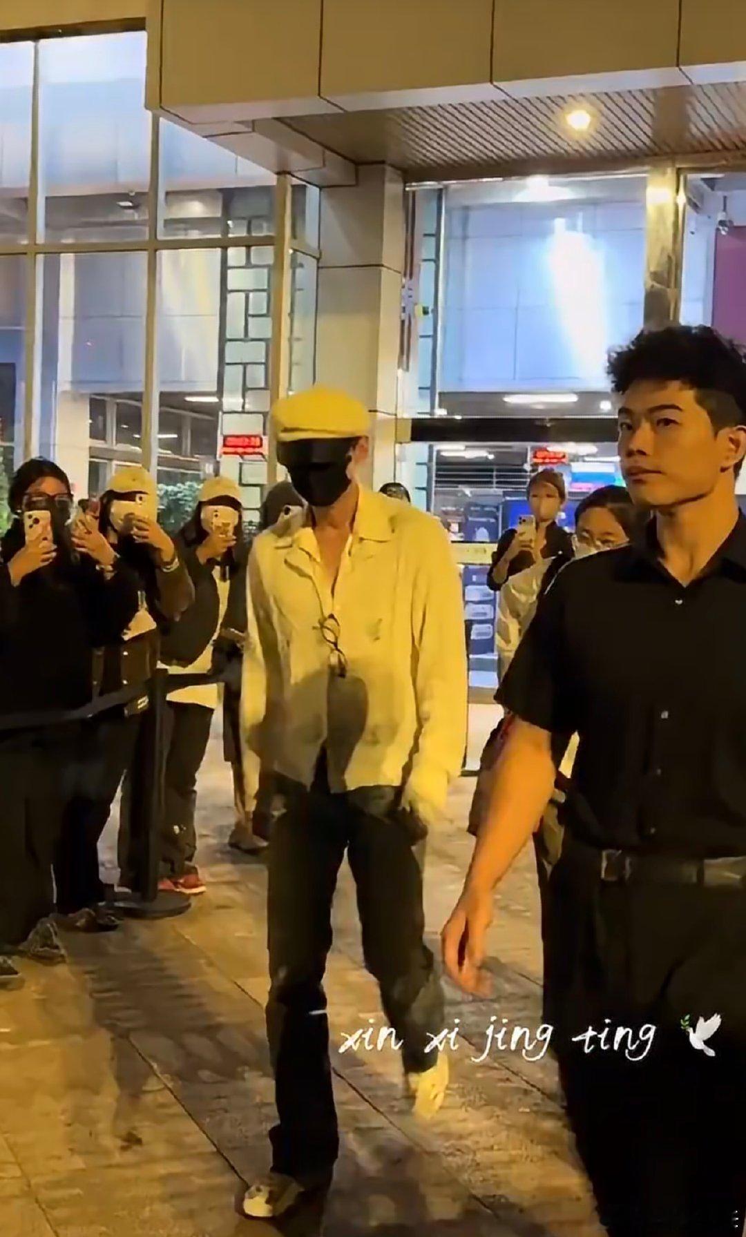 白敬亭手受伤白敬亭手上缠着纱布 白敬亭手受伤，手上还缠着纱布 