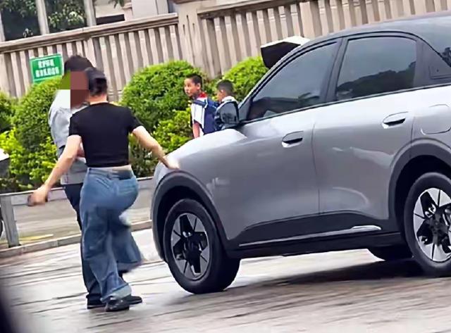 福建，女子驾车接孩子放学，临时停在路边与保安发生冲突，女子蹬踹保安，遭掌掴致耳膜