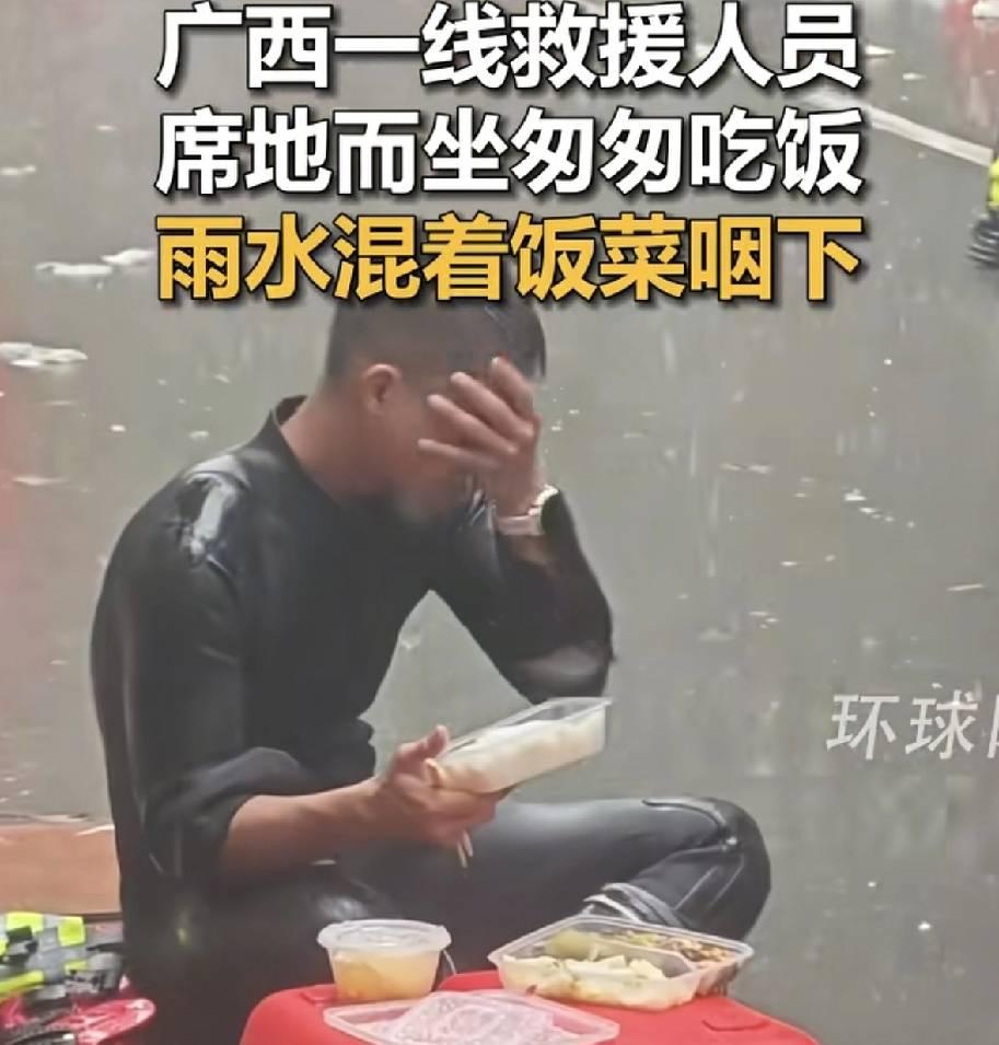 2026年最让人瞬间泪崩的一幕，悄然刷屏全网、登上央视热评。没有惊天动地的口号，