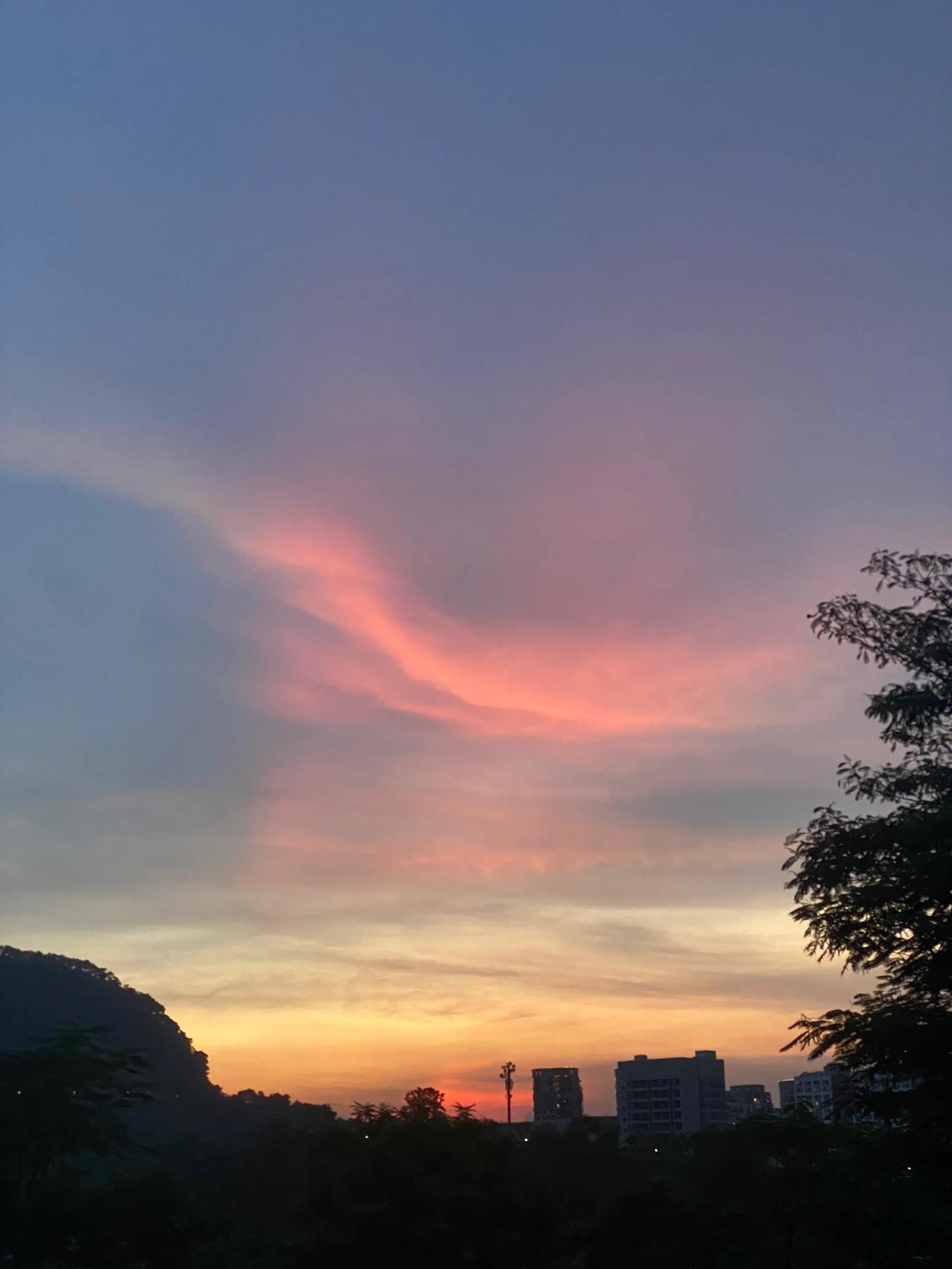 #世界上唯一公平的东西是什么#
世界上最公平的是：想象力与活在当下
时间现在也不