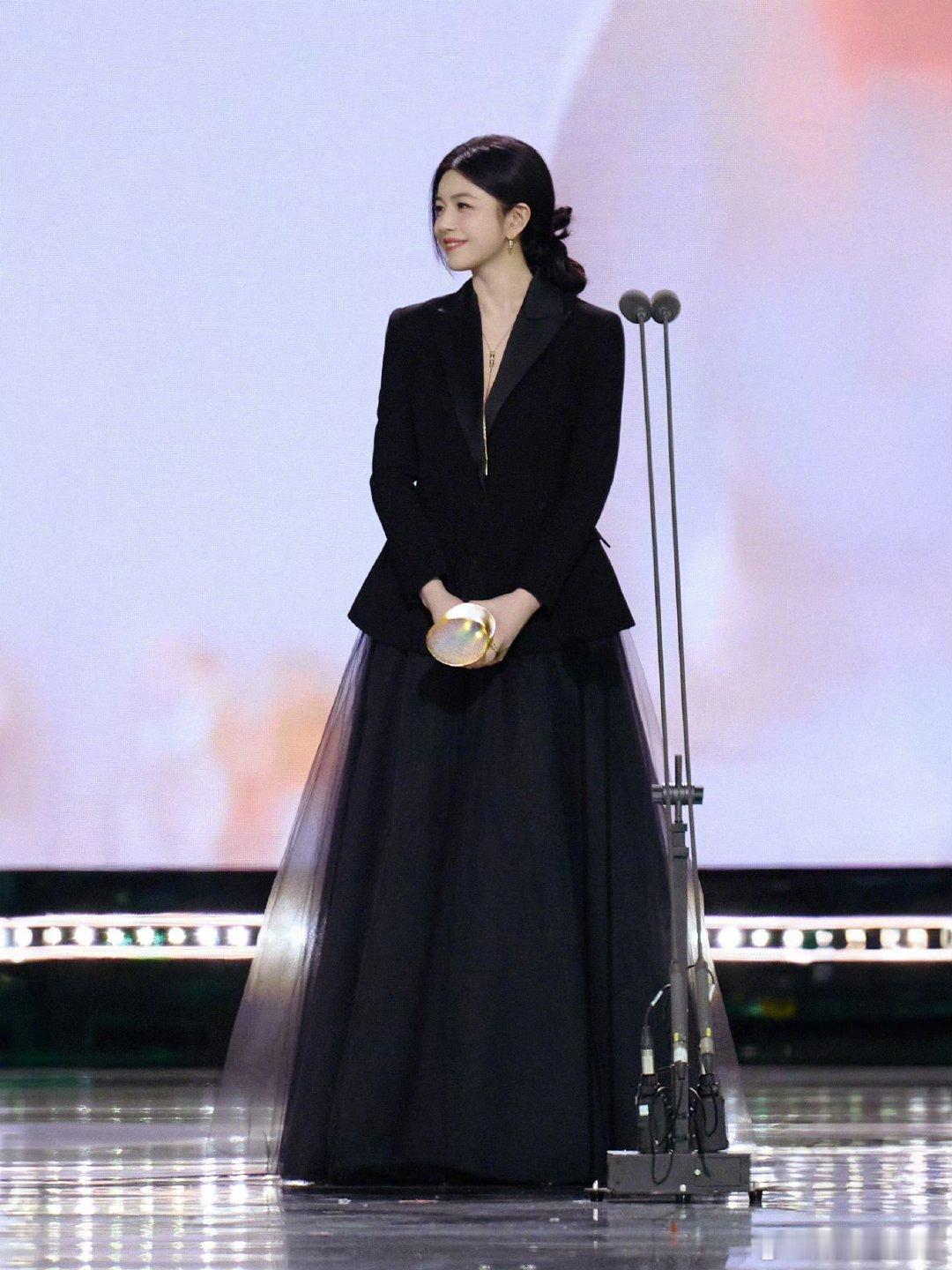 陈妍希给粉丝展示美甲 粉丝一句想看美甲，下一秒就立刻抬手展示，还会害羞地说 “有