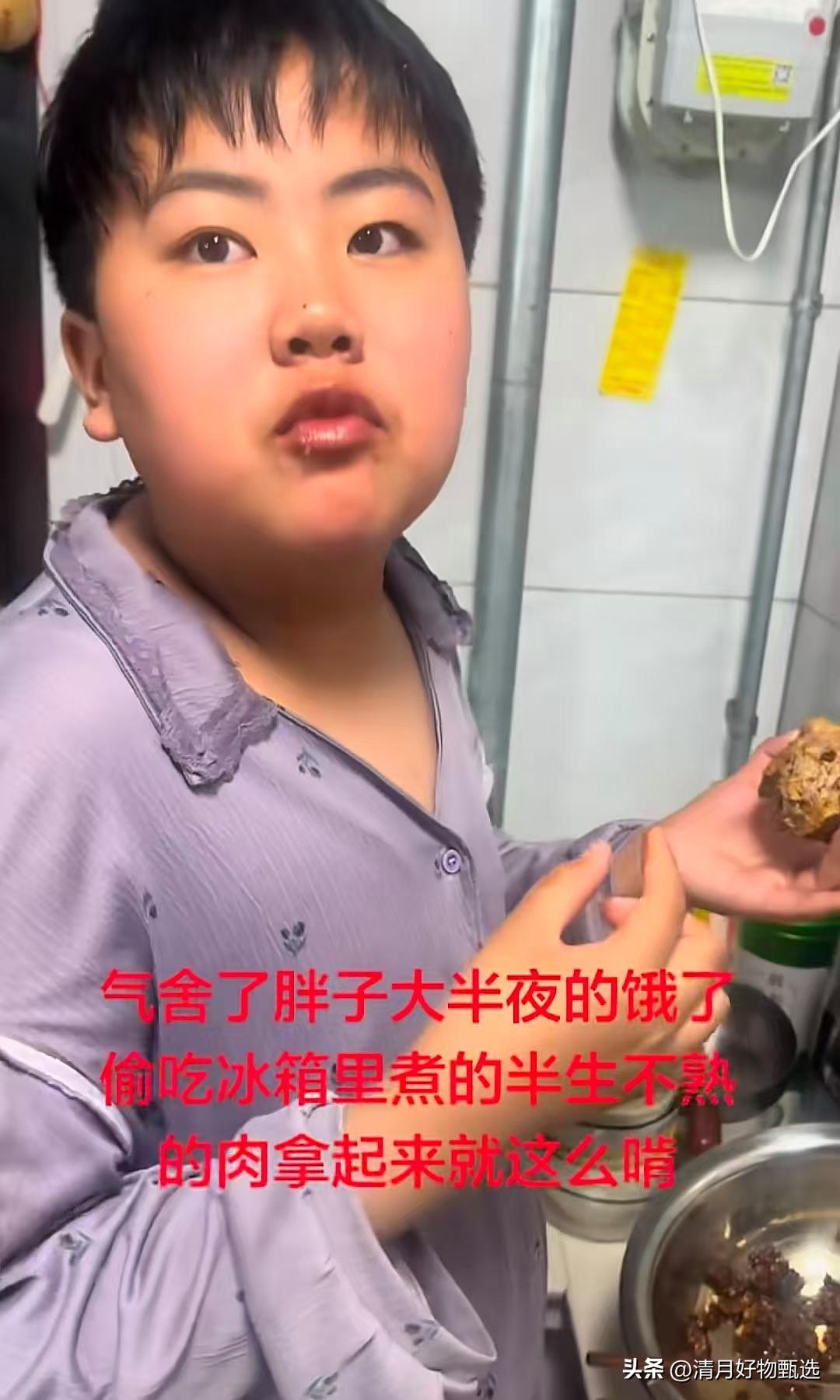 “脖子都黑了，还不去医院？”家长晒儿子半夜偷吃，网友却看透真相。

近日，一位家