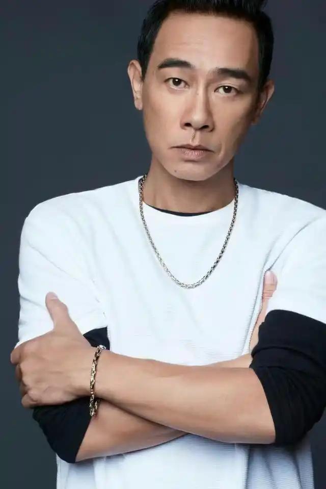 忽然之间，
喜欢和不喜欢陈小春的都沉默了。
不是他有新剧播出，是他的粉丝要求退演
