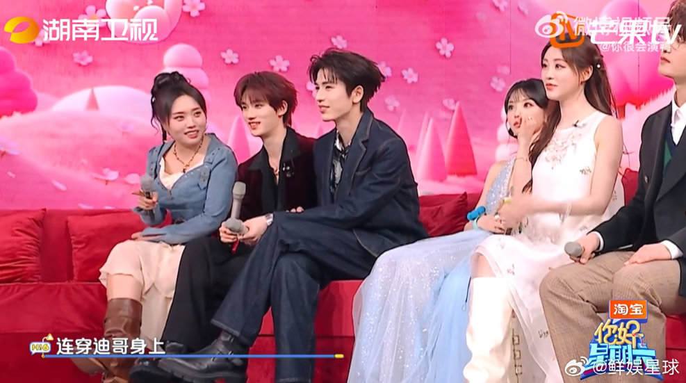 杨迪把张凌赫战袍穿成童装 你好星期六 笑不活了！杨迪太会整活儿！张凌赫战袍成经典