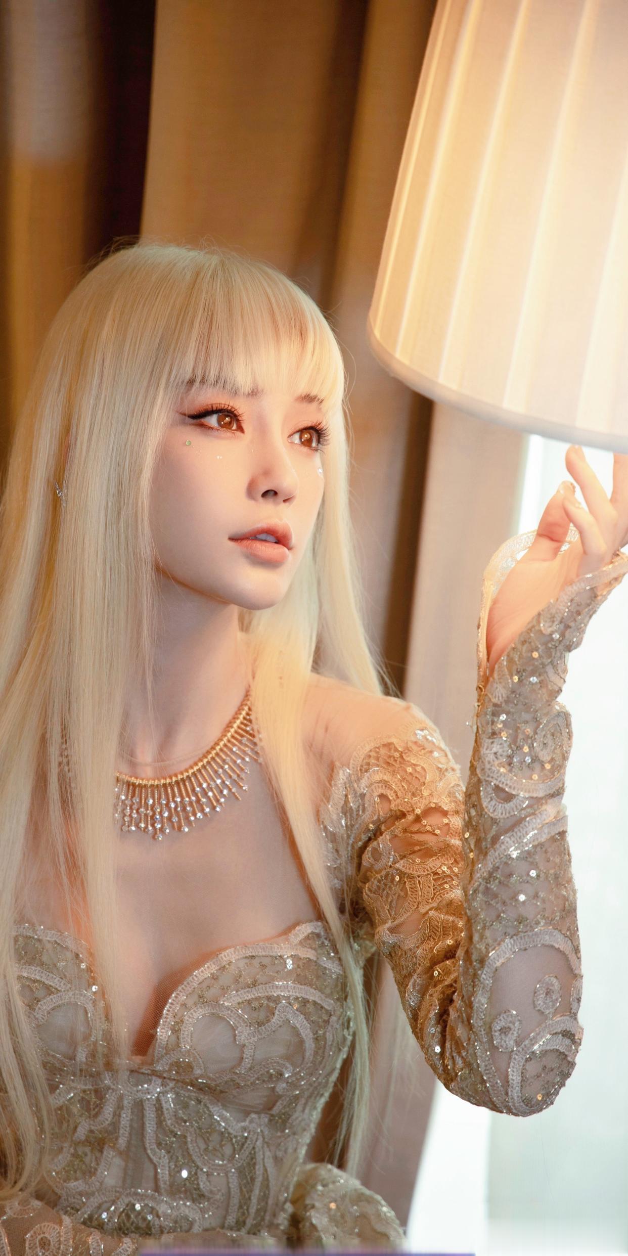 angelababy金发耀眼，美的好像芭比娃娃般灵动，卡姿兰大眼睛好会放电。#时