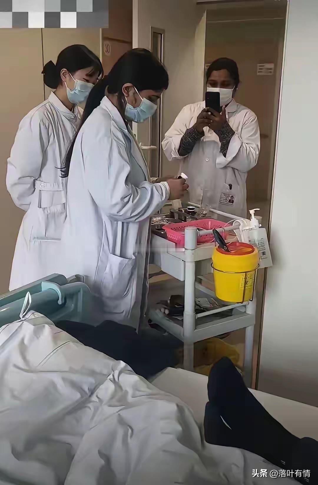 国内医学生找不到工作，
印度三姐却能轻而易举的在三甲医院实习，以后还打算就在实习