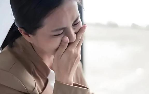 上海，一男子被自己亲侄子指着鼻子怒吼，他在弟弟去世后，含辛茹苦抚养长大了侄子，眼