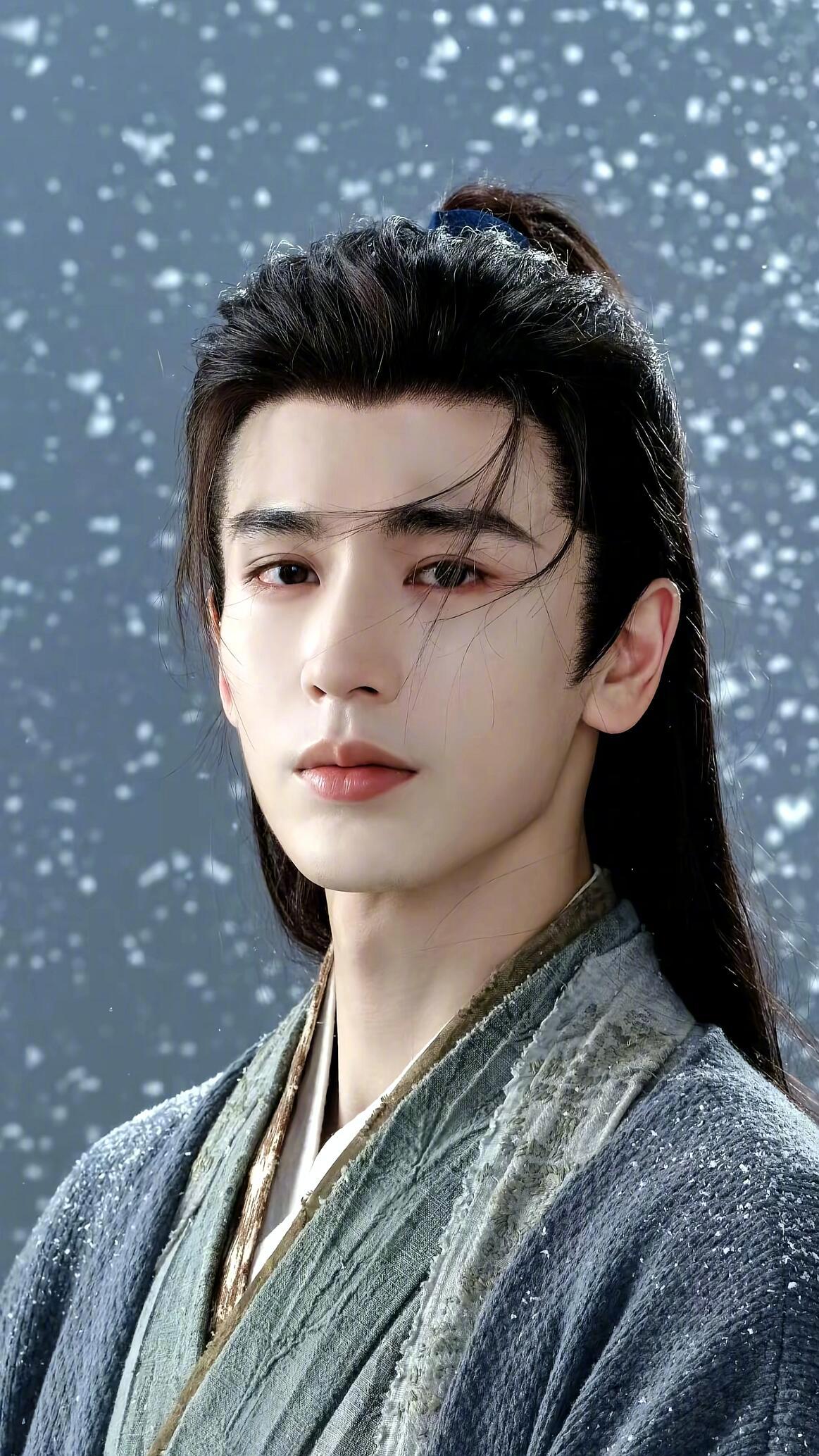 #咪咕星鲜事##张凌赫壁纸# 剑眉星目身姿挺拔，布衣藏锋芒，战甲显气场，清冷骨相