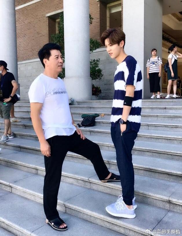 关晓彤父亲对鹿晗态度的变化关晓彤爸爸对鹿晗态度大反转，从前晒合照疯狂认可，后期点