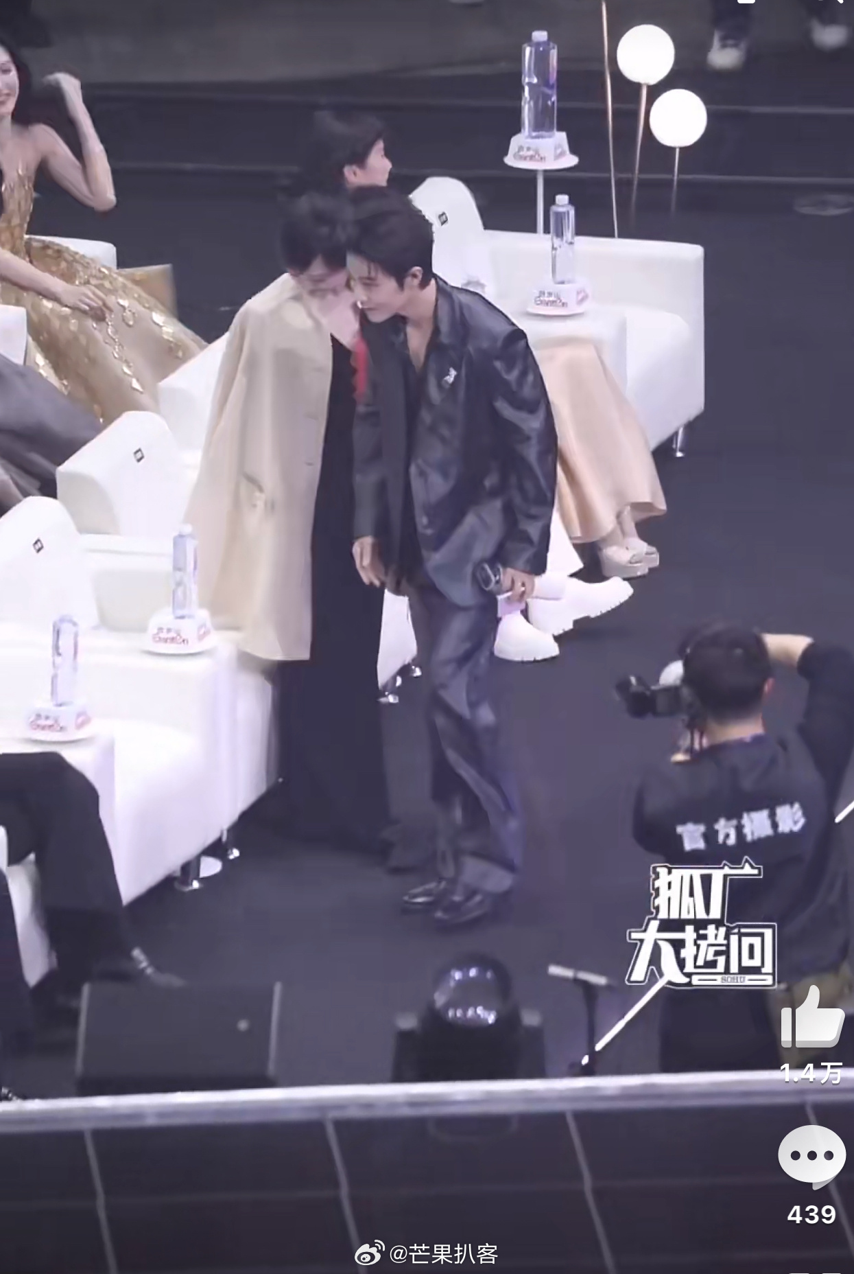 肖战孙俪 郑晓龙的一双儿女 肖战也是很注重礼节了，落座之前还不忘给旁边座位的陈伟