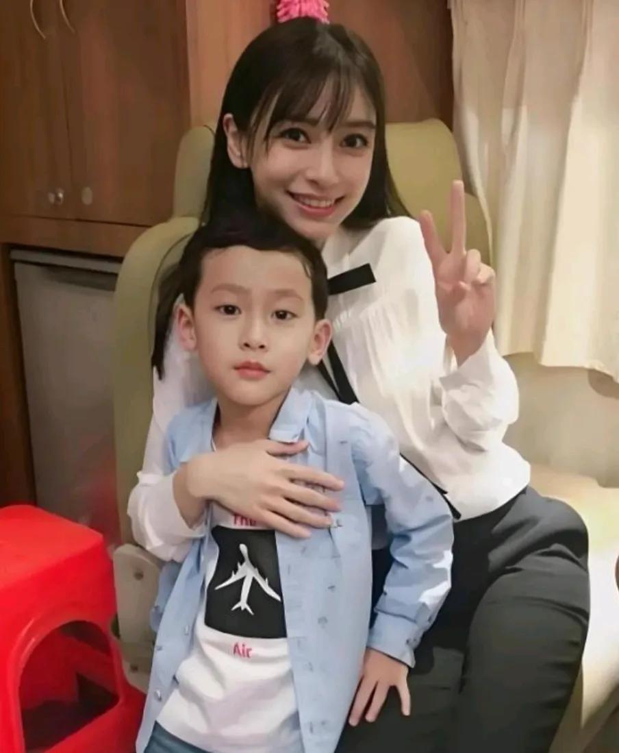 这是黄的儿子？

这么高清的放出来

以前都是打码的

如果是那跟黄教主太像了