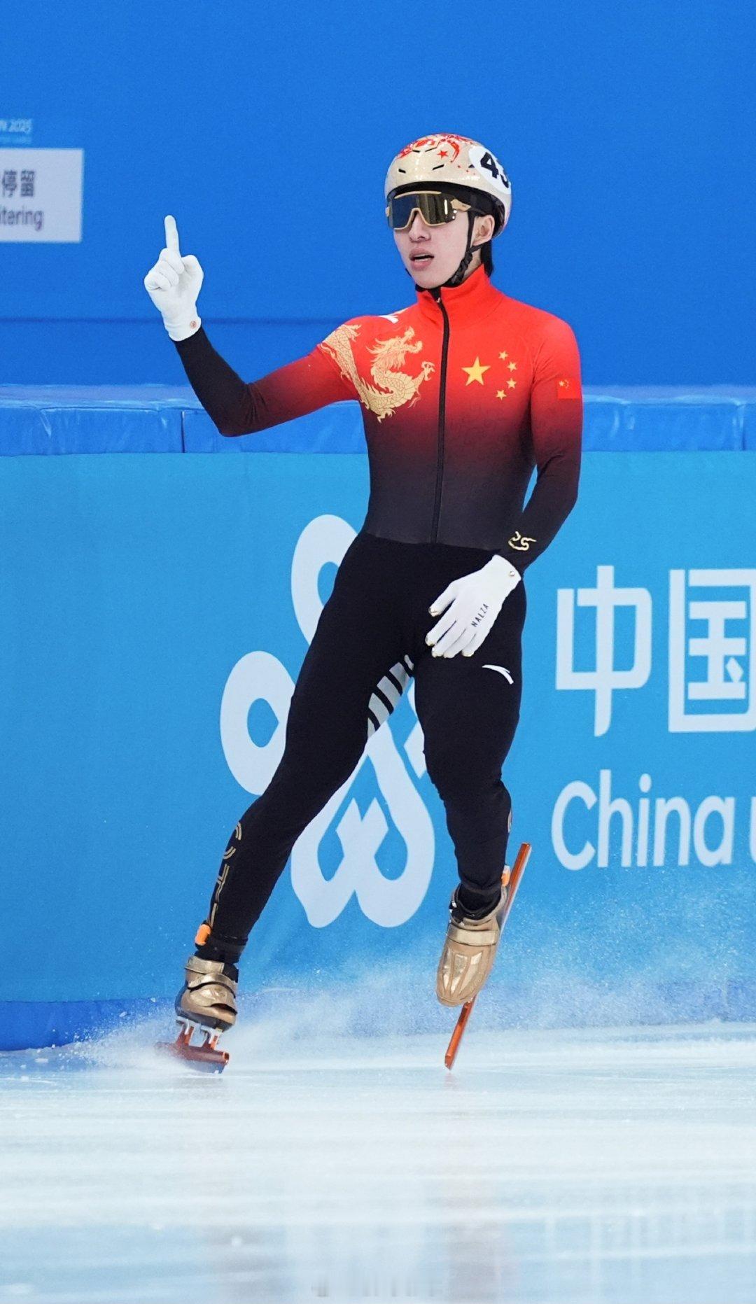 林孝埈的军训日记  中国短道速滑队展开军训。林孝埈认真投入训练，站军姿、练队列，