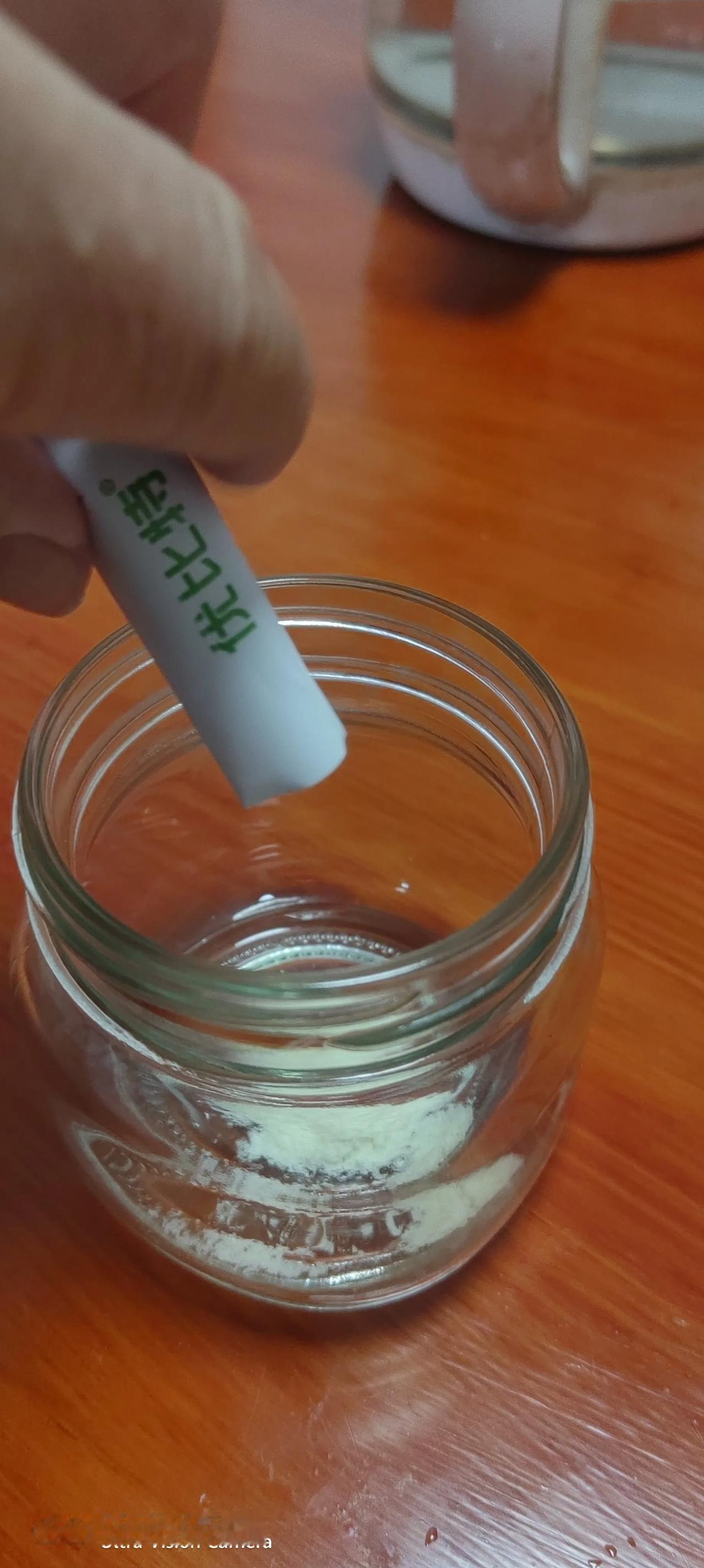 自制酸奶

用全脂奶还是脱脂奶
我是用脱脂奶（个人喜好）
第一步：把菌种用冷开水