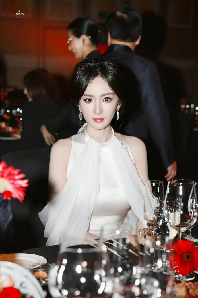 从“妈幂”称谓看杨幂的女性力量！直播中倡导“女性想做什么就做什么”，打破母亲身份