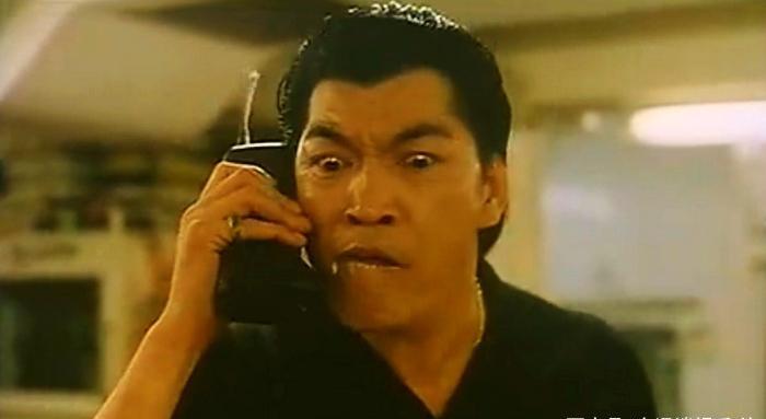 “大傻”成奎安去世后，大儿子独吞遗产，小儿子连学费都交不起，罗家英看不下去，带着