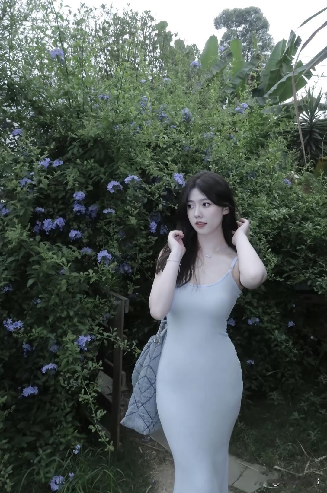 夏日限定的浪漫，是绿植与蓝雪花给的🌷
极简修身浅蓝长裙，勾勒温柔曲线
在山野花
