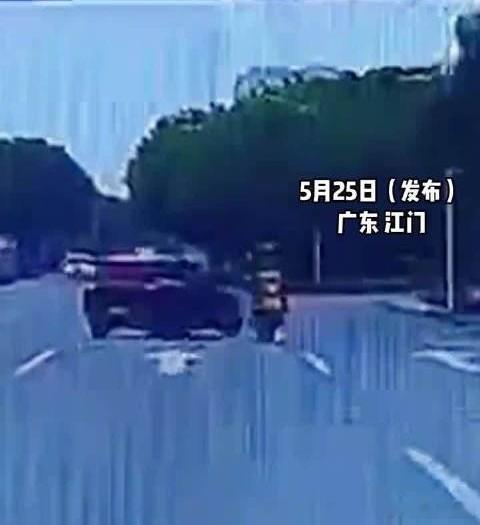 汽车无灯跨三车道冲撞摩托致骑手身亡变道不打灯、连续跨车道行驶本就是高危驾驶行为，