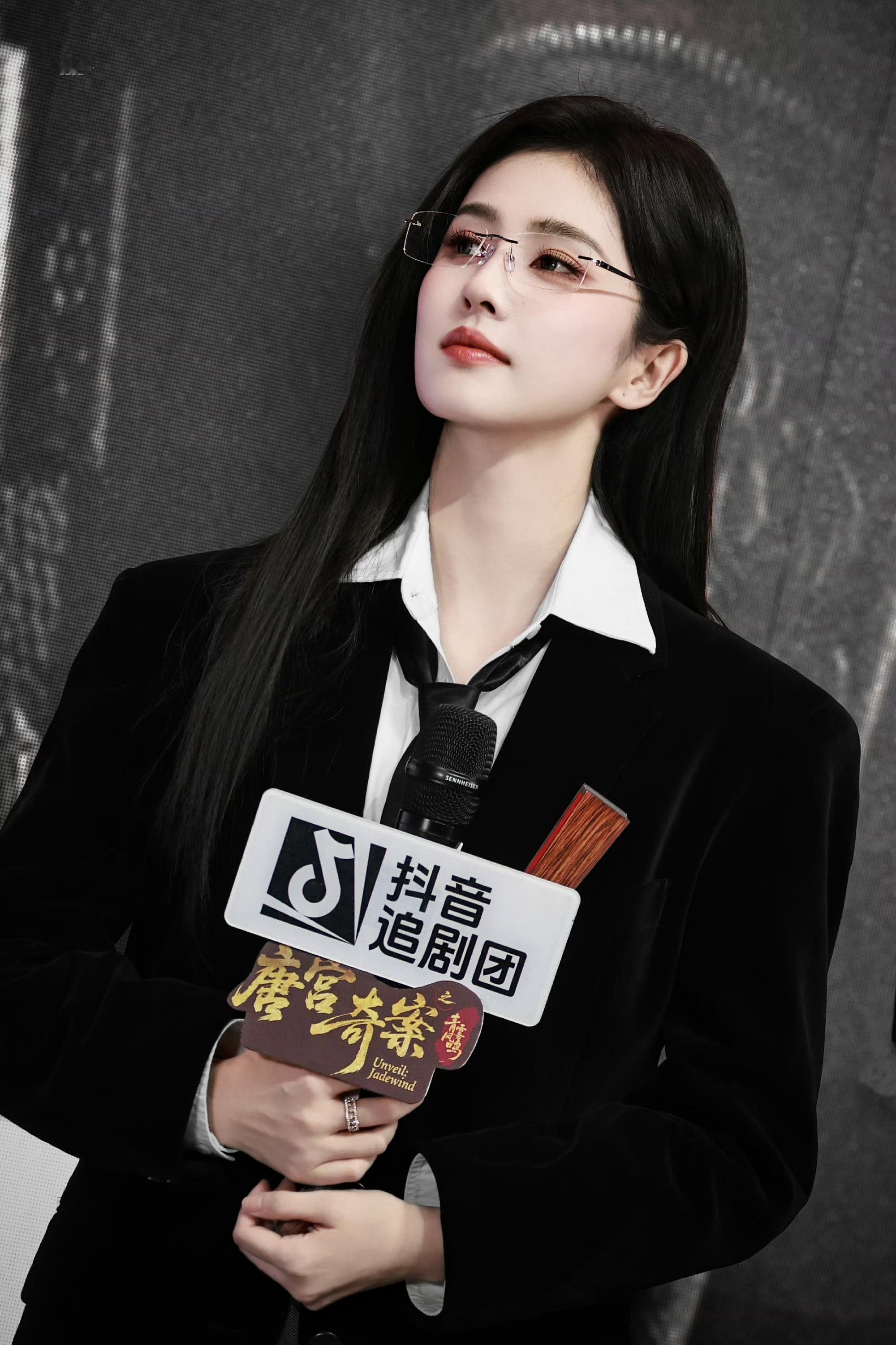 白鹿今天剧宣黑长直超级李佩仪🤤白鹿唐宫奇案白鹿李佩仪