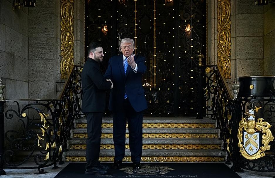 【特朗普海湖庄园“邀饭”，抨击媒体不手软】28日，特朗普在佛州海湖庄园接待泽连斯