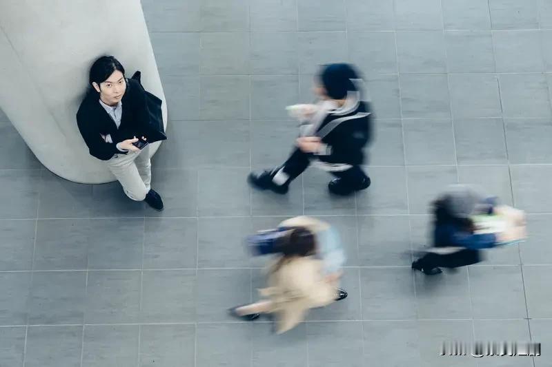 若聪明与美貌只能择其一
我选聪明
美貌养眼
却流于表面
难解决实际问题
而聪明能