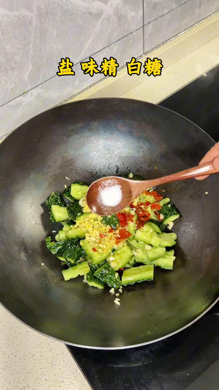 香菜拌黄瓜。
·黄瓜拍碎斩段。
·蒜米、姜米、剁辣椒淋油。
·盐、味精、白糖、生