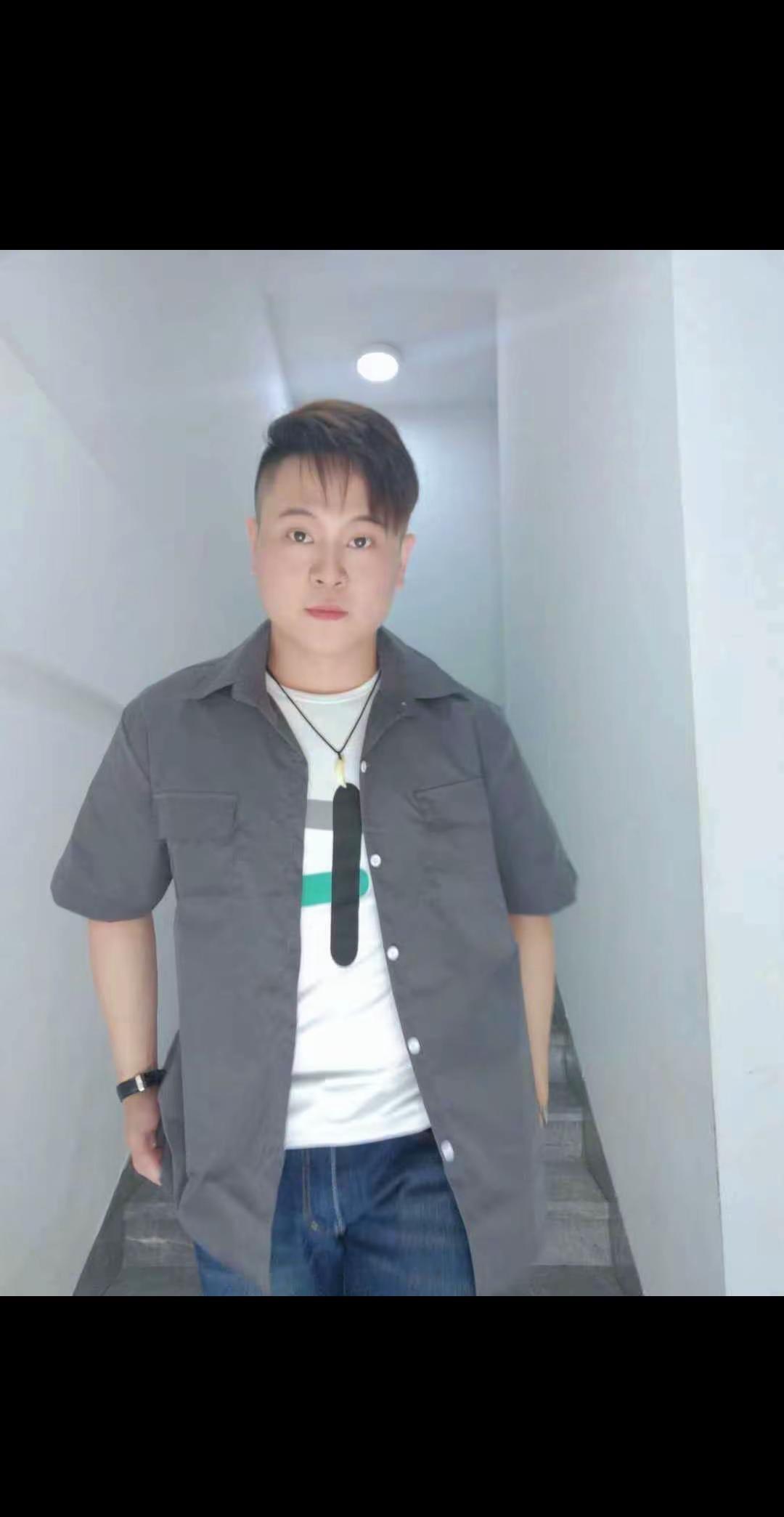 那时候还挺年轻。现在是乌漆嘛黑。随着年龄与岁月交替变化。