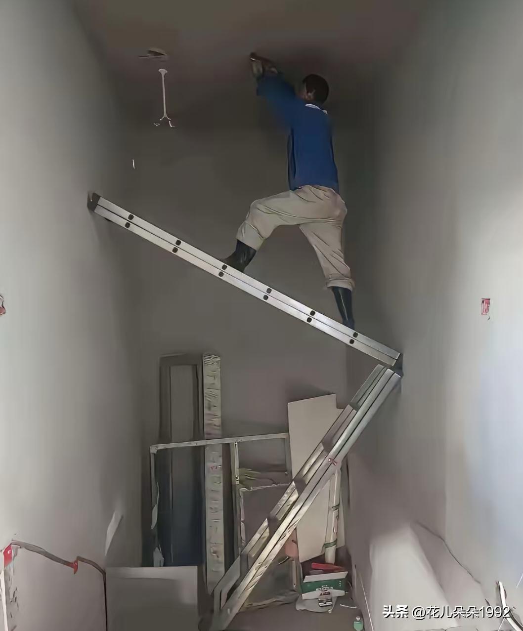 说实话，楼下装修，这样的工人就算不要工钱都不敢请…
这是最危险的，谁保证两个梯子