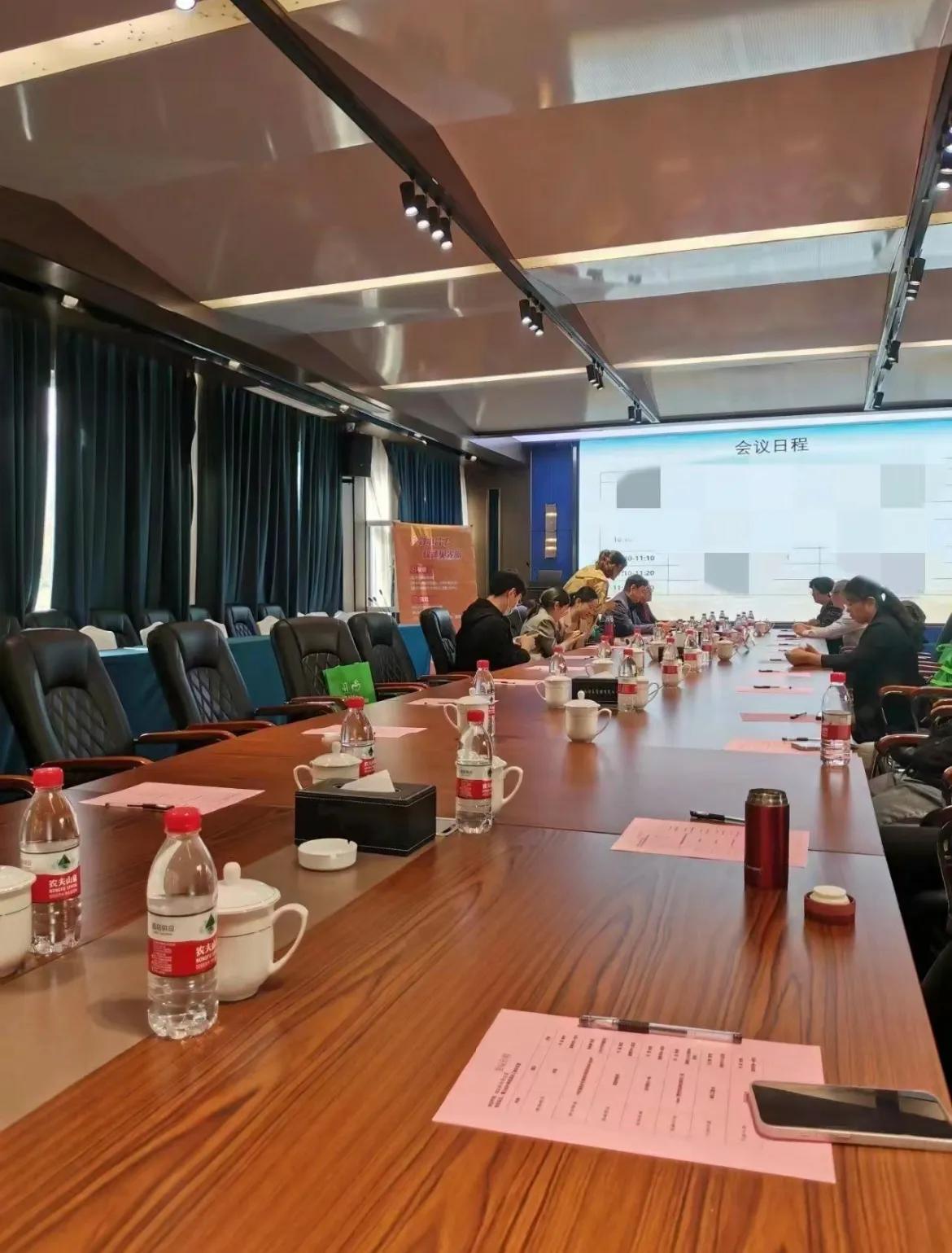 在职场的世界里，谁能爬到管理的高位不仅是能力的体现，更是人际智慧的胜利。管理，简