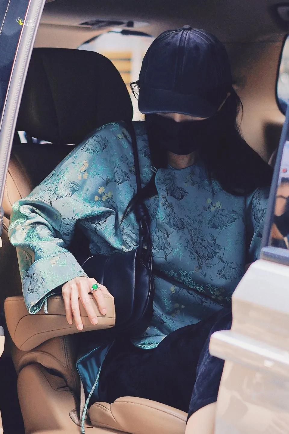杨幂私服大放送中式外套搭黑裙尽显优雅时尚，尤其是翡翠戒指💍和耳环特别戏睛，水头