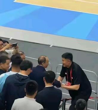 杜峰主教练在夺得全运会男篮冠军后，跨栏和领导握手，真的是成为了经典啊，能够在这样