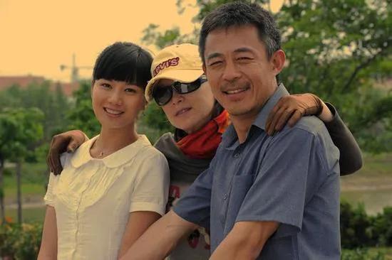 “一家人不说两家话”，这话就像冬日里的暖阳，暖烘烘地照进心里。一家人，那是血脉相