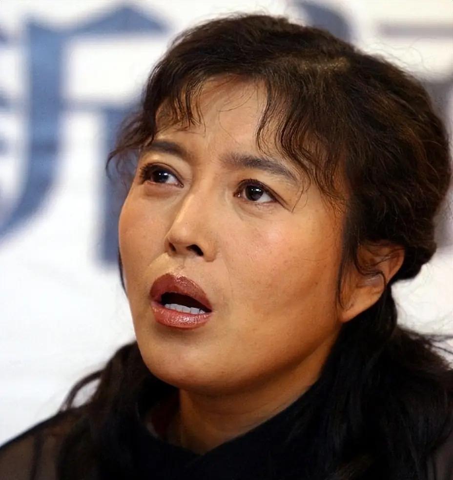 风流成性的代价在65岁丁嘉丽身上体现的淋漓尽致。丁嘉丽大家都不陌生，他出道极巅峰