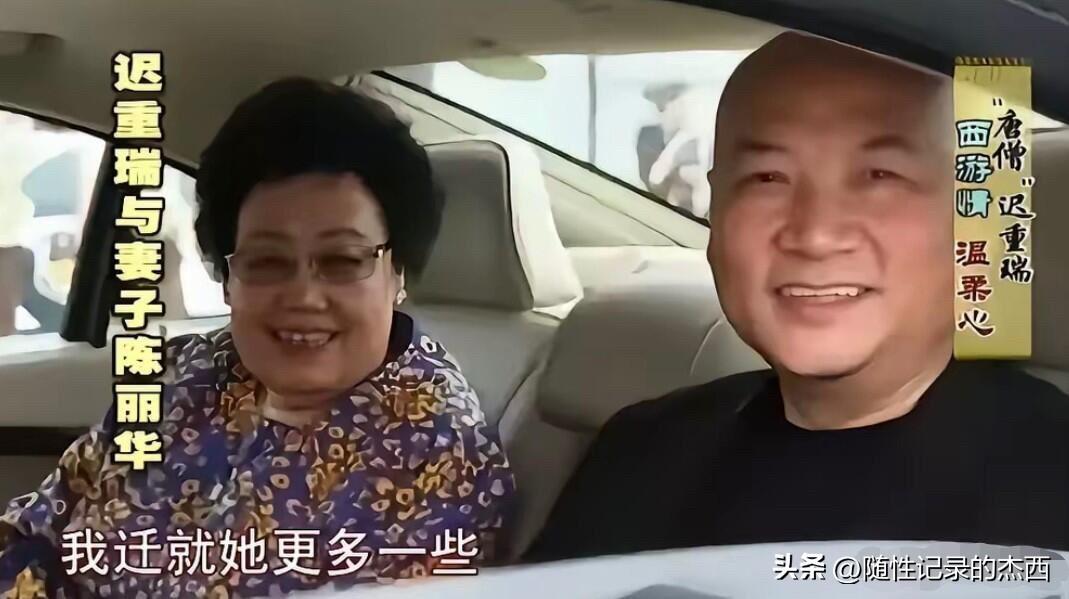 这一对携手相伴30多年的夫妻越来越有夫妻相，他们坐在车里面微笑看向镜头的样子好慈