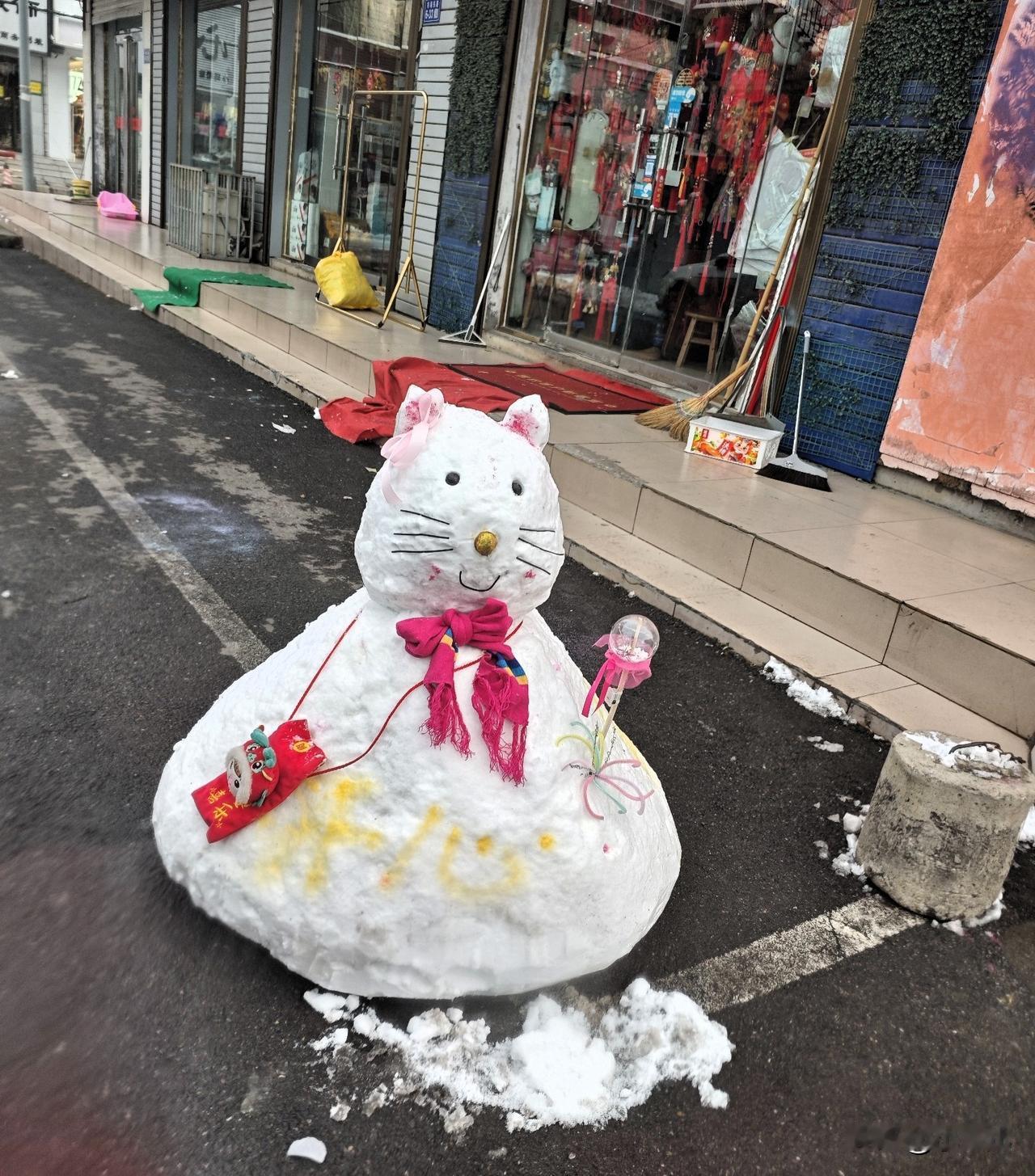 今天出门偶遇一只超可爱的Hello Kitty雪人！

圆滚滚的身子裹着粉嘟嘟的
