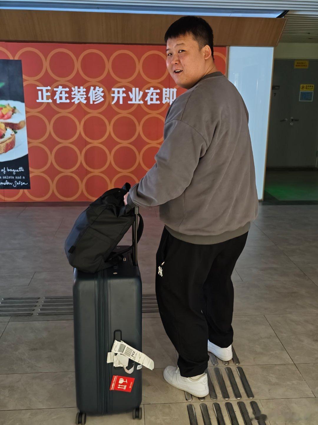 一百多公里接我 是real bro下飞机给我买瓶水全网最帅的涂鸦手绘小鹏P7 是