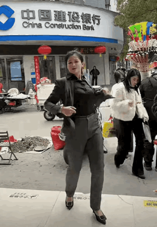 现在拍视频才知道一个道理，
只要脸皮厚，
天下无敌。