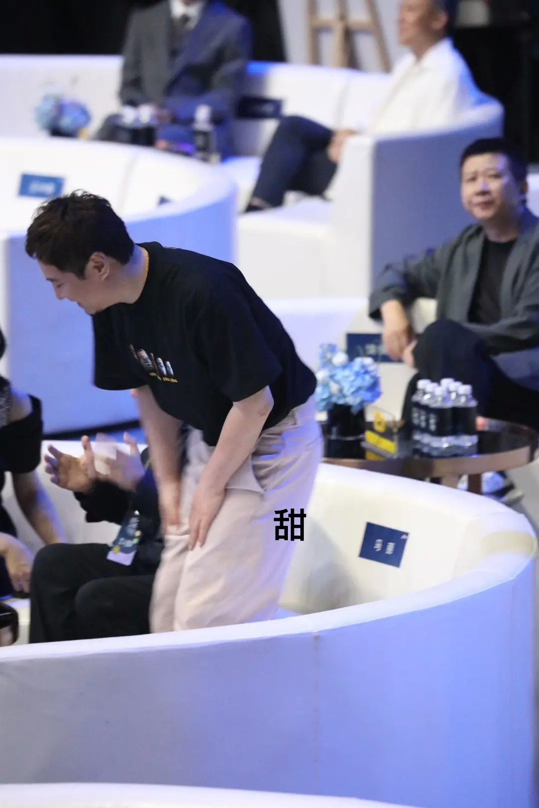 真的会很想偷偷磕一下沈马…他怎么老爱给马丽扇扇子。要知道对于一个非常懒的男的，这