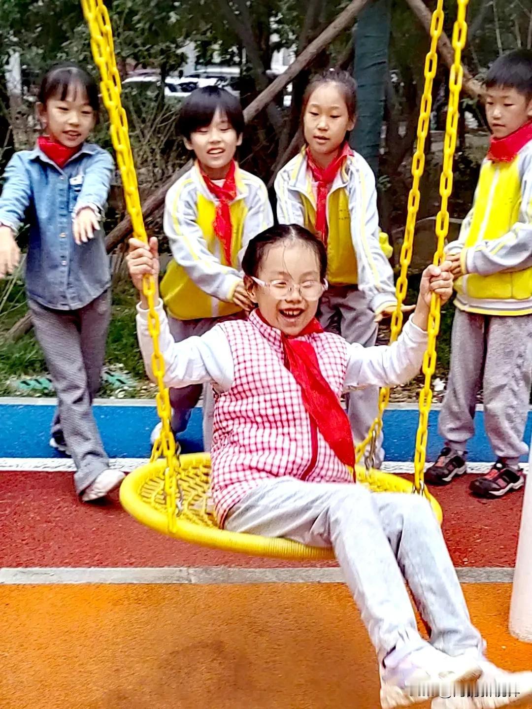 学校门口的城市公共空间建好了，小朋友们可高兴了，放学后都不约而同来到这里和同学一