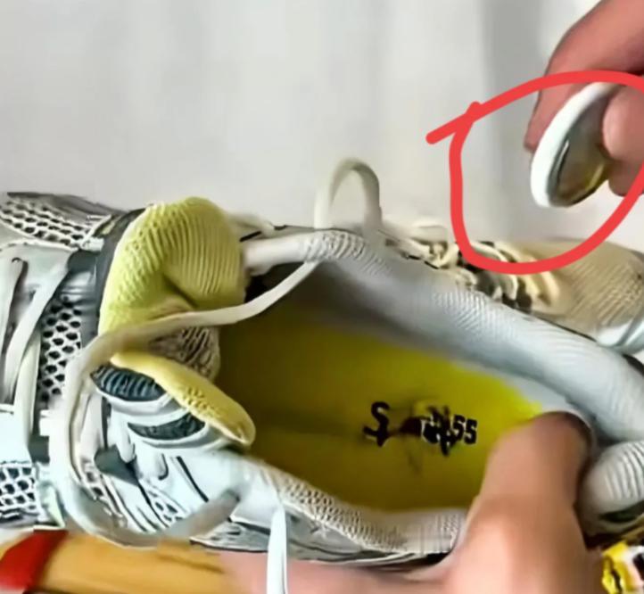 2025年6月，德国一名男子将内藏GPS追踪器的鞋子捐给红十字会，想看看它会被送