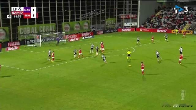 帕夫利迪斯在第94分钟为本菲卡打入制胜球！随后穆里尼奥庆祝进球！