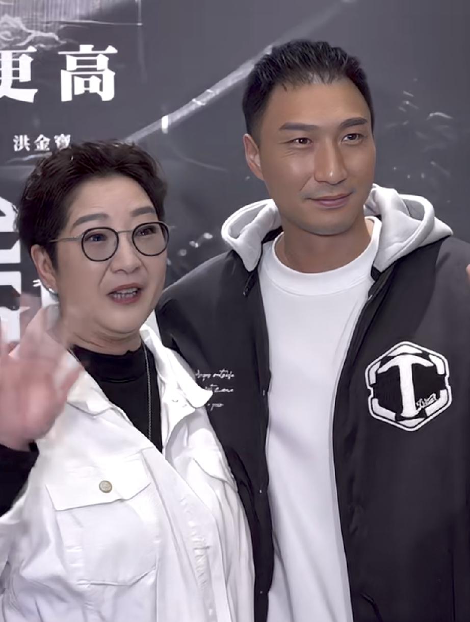 徐少强雪梨儿子都长这么大了

徐伟栋也是演员，参演过《扎职》，还有一些不太出名的