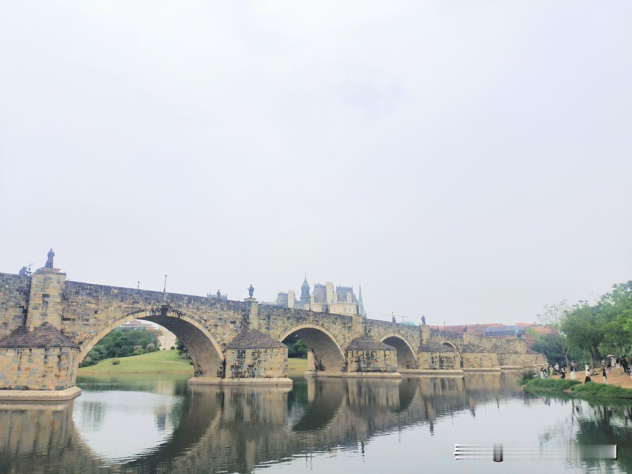 今天，来了东莞松山湖游玩。

感慨是:

1.华为松山湖园区，环境是真好，在这里