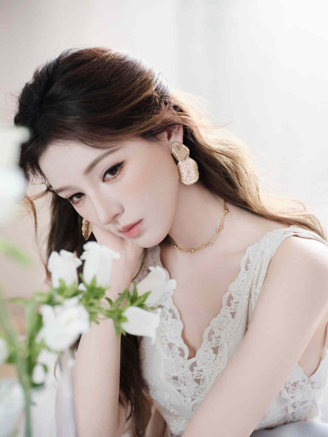 张予曦双片锤纹金属耳坠张予曦不规则水滴圆片耳坠张予曦毕雯珺总算说上话了造型小心机