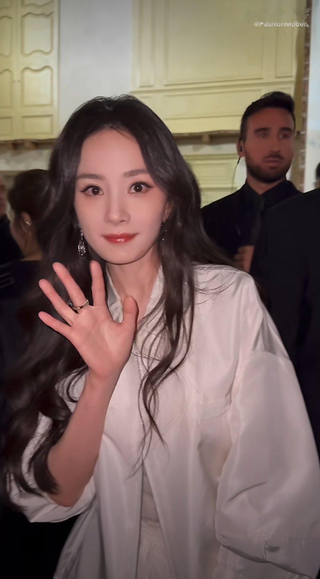 Prada认领杨幂 她在向你打招呼