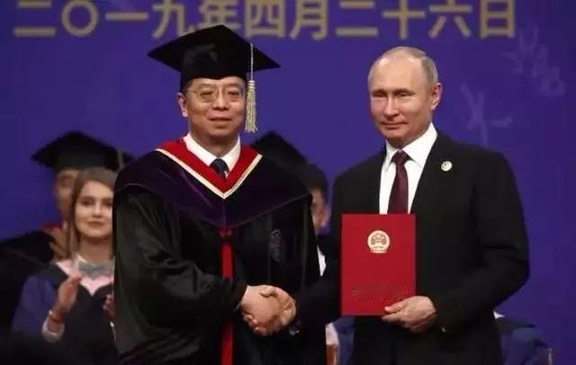 重磅殊荣！普京获清华大学名誉博士，中俄友谊再添高光时刻
 
2019年，俄罗斯总