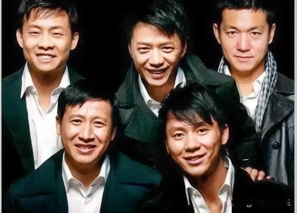 张译旁边李晨后边的，以为是王宝强呢，仔细一看，不是他，这张合照集结《士兵突击》的
