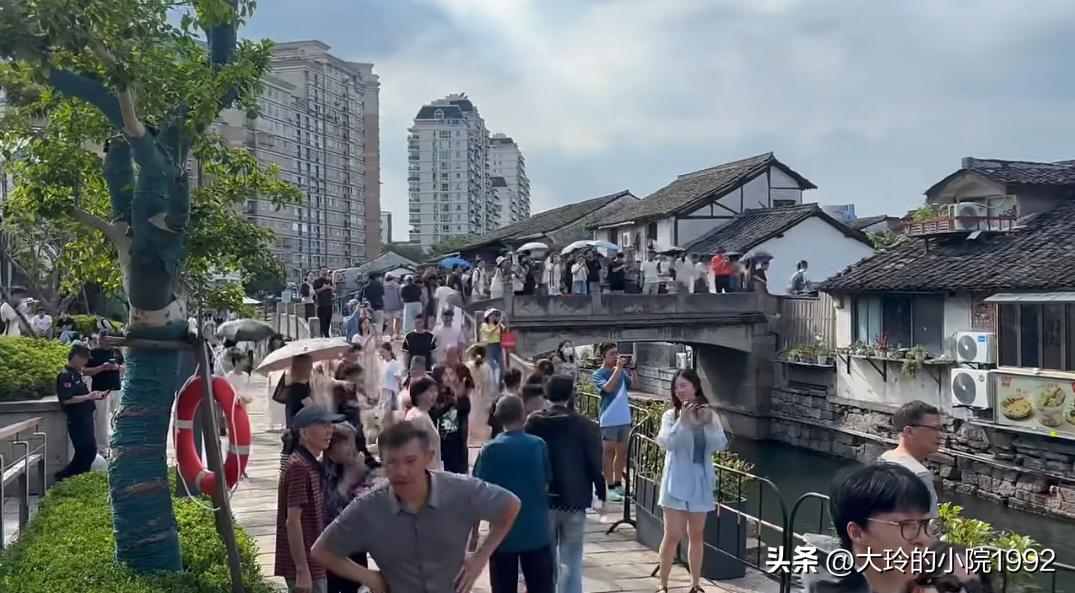 善良的老人，何必管那些闲的没事打卡者的感受。就算绍兴文旅找你谈话，你老两口也不要