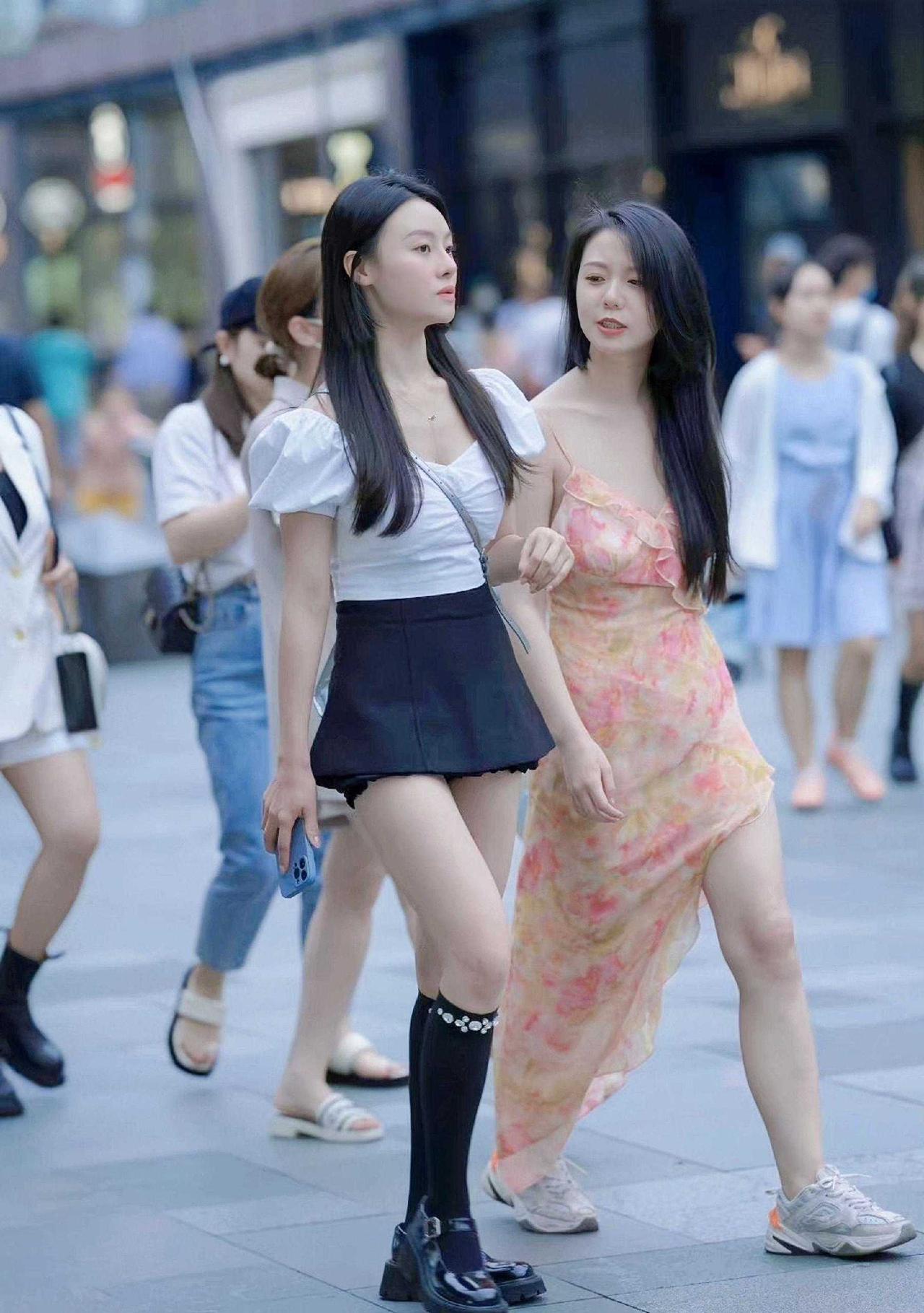两种不同的穿搭风格，左边白色上搭配黑色短裙，这种学院风显得女生更活泼，俏皮。右边